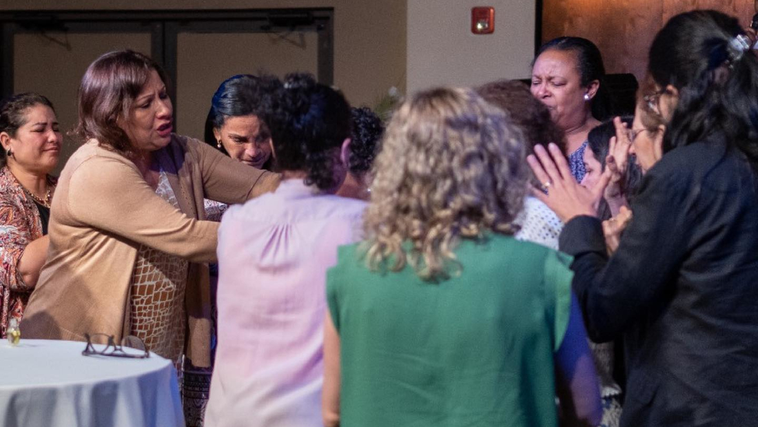 Igreja Nova Vida Houston - orando pela cura -2