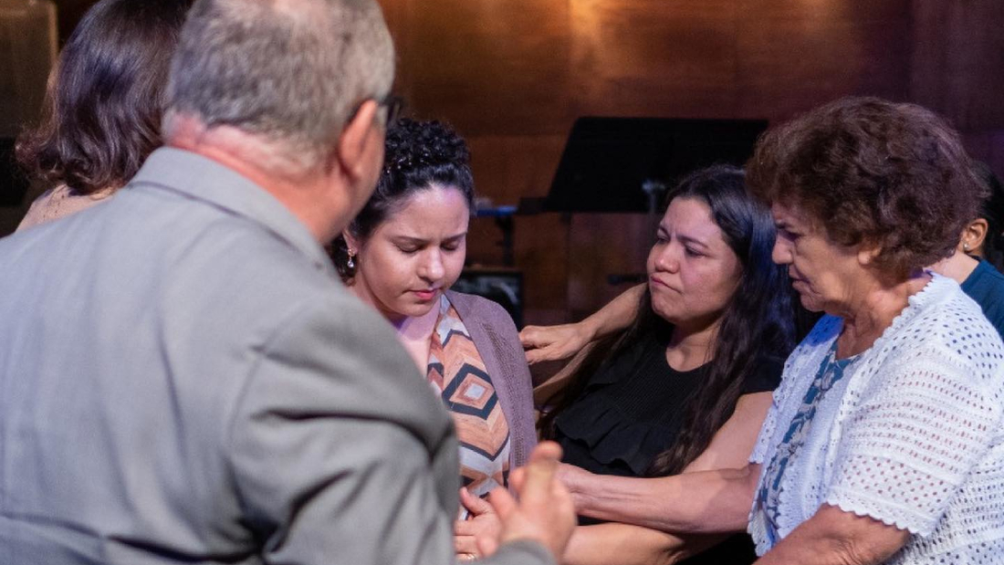 Igreja Nova Vida Houston - orando pela cura -3